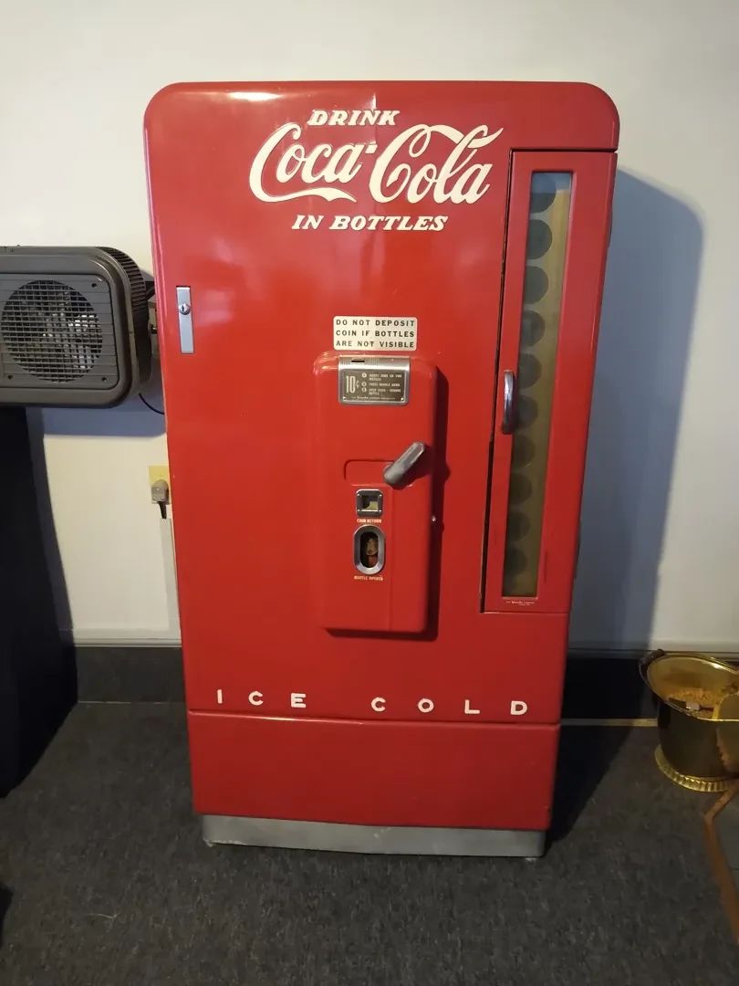 Vintage CocaCola Vendo Soda Machine Model No. H110B5510K, Circa 1950s