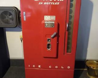 Vintage CocaCola Vendo Soda Machine Model No. H110B5510K, Circa 1950s