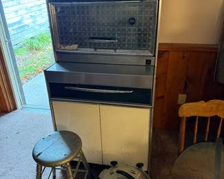 Apt/Outside
Working vintage stove