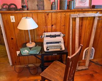 Bedroom 3
Typewriter stand & typewriter 