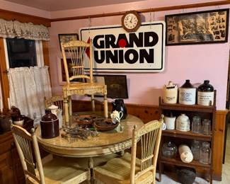 Kitchen
Table & chairs from Johnny Appleseeds