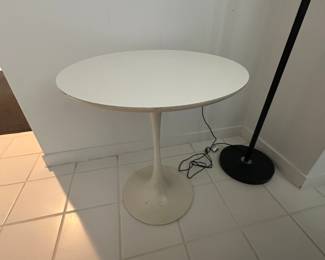 SMALL SIDE TULIP TABLE