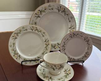 Clairmont
by ROYAL DOULTON
9 dinner plates
8 salad plates
8 Bread and butter plates
8 Footed cups
9 cup saucers
2 bowls
1 serving bowl - Asking $299 - Will negotiate.