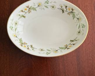 Clairmont
by ROYAL DOULTON
9 dinner plates
8 salad plates
8 Bread and butter plates
8 Footed cups
9 cup saucers
2 bowls
1 serving bowl - Asking $299 - Will negotiate.