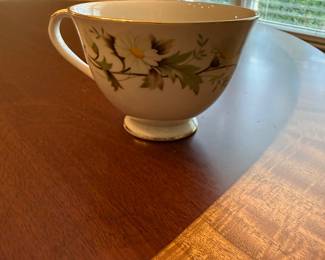 Clairmont
by ROYAL DOULTON
9 dinner plates
8 salad plates
8 Bread and butter plates
8 Footed cups
9 cup saucers
2 bowls
1 serving bowl - Asking $299 - Will negotiate.