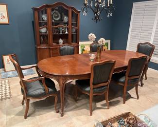 Drexel beautiful dining table
Includes 2 links
6 dining chairs