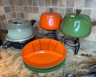 Vintage fondue pots & plates 