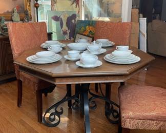 Expandable dining room table