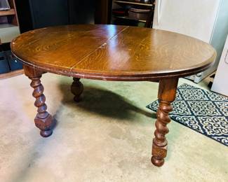 Antique oak crank-extension dining table...