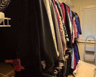 WOMEN'S CLOTHING SIZE SMALL TO MEDIUM