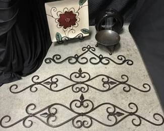 DW166Metal Wall Decor with coordinating Art Vase