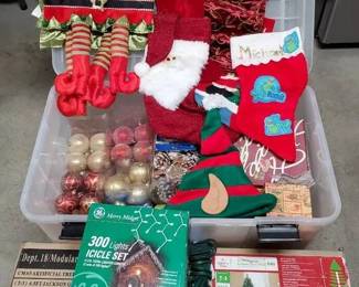 DW130Christmas Decor Mystery Lot