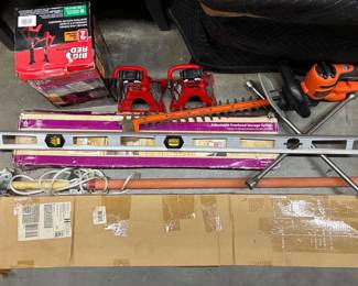 DW237Mystery Garage With Big Red Jacks