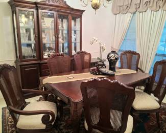 👀 you have to see this set to appreciate it's detailed engraving and beauty. Table w/6 chairs and lighted hutch