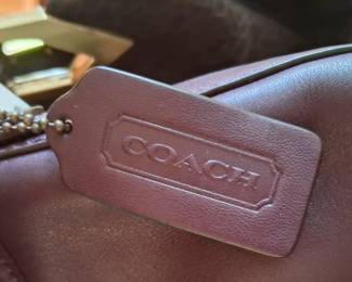 Ladies!! 👀 Multiple stunning Coach purses as well as DNKY, Fendi, and Salvadore Ferragamo!