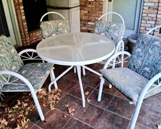 Outdoor patio furniture with table and 4 chairs