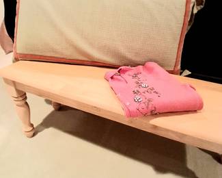 Simplistic and stylish vintage pine end-of-bed bench