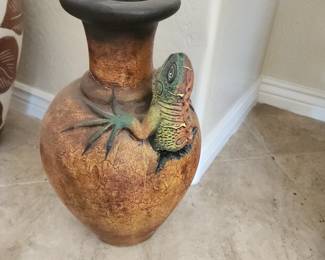 Southwestern Clay Pottery Vase with Iguana – Handcrafted Desert Art Lizard Design Terracotta Decor