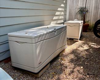 2 storage containers