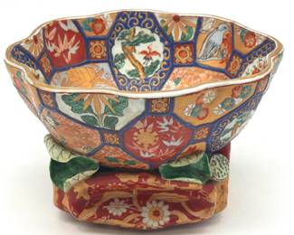 Chinese Export style unusual footed bowl in the Japanese Meiji Kutani style