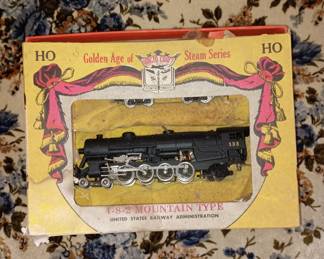 Vintage HO Scale locomotive and tender in original box Aristo Craft 4-8-2