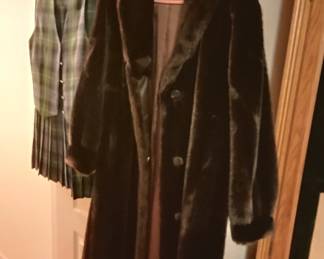 Faux fur coat with hat
Size large