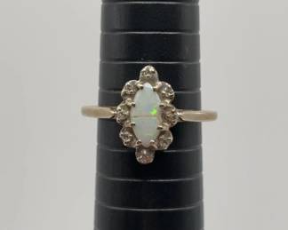 Stunning 14K Gold Ring With 8 Genuine Diamonds