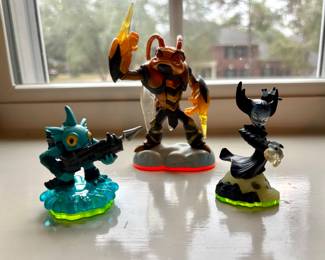 Activision Skylanders figurines work across various gaming consoles that support the Skylanders games, such as Xbox, PlayStation, and Nintendo system
