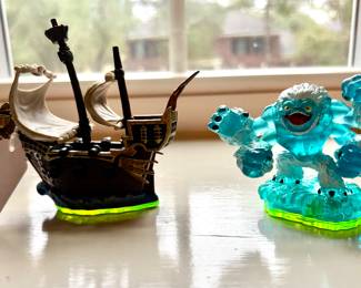 Activision Skylanders figurines work across various gaming consoles that support the Skylanders games, such as Xbox, PlayStation, and Nintendo system
