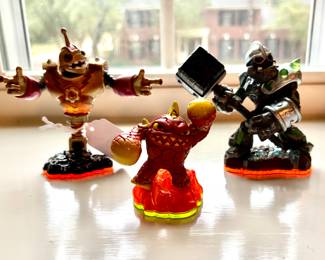 Activision Skylanders figurines work across various gaming consoles that support the Skylanders games, such as Xbox, PlayStation, and Nintendo system