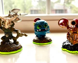 Activision Skylanders figurines work across various gaming consoles that support the Skylanders games, such as Xbox, PlayStation, and Nintendo system