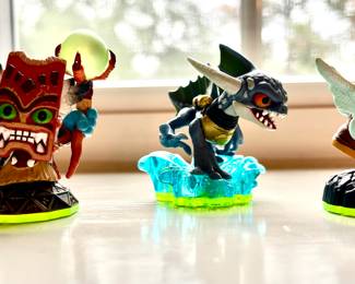 Activision Skylanders figurines work across various gaming consoles that support the Skylanders games, such as Xbox, PlayStation, and Nintendo system