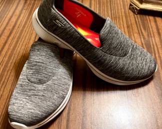 Skechers - size 10