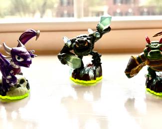 Activision Skylanders figurines work across various gaming consoles that support the Skylanders games, such as Xbox, PlayStation, and Nintendo system