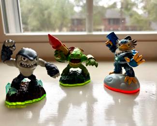 Activision Skylanders figurines work across various gaming consoles that support the Skylanders games, such as Xbox, PlayStation, and Nintendo system