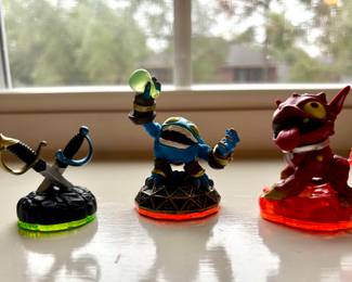 Activision Skylanders figurines work across various gaming consoles that support the Skylanders games, such as Xbox, PlayStation, and Nintendo system