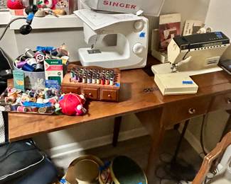 Various sewing accessories & tread dpools