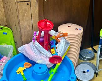 Step2 round plastic sandbox with toy attachments