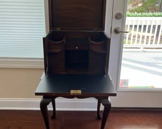 C9 - $1200. Vintage Henkle-Harris Virginia Galleries Cellarette / Liquor Cabinet. Mahogany. Queen Anne Style with Key. Measures 19.5" x 14" x 40.5" tall. 