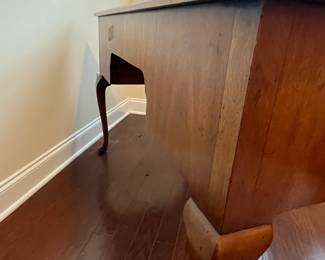 C3 - $500. Henredon Desk. Measures 49" x 26" x 30.5" tall. Very good vintage condition. All drawers slide. No big scratches or dents. Back is finished and beautiful and can face out. 