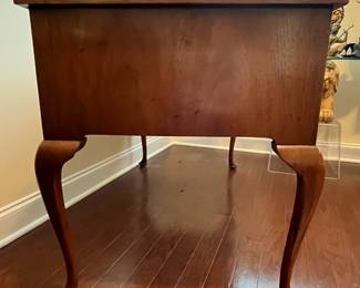 C3 - $500. Henredon Desk. Measures 49" x 26" x 30.5" tall. Very good vintage condition. All drawers slide. No big scratches or dents. Back is finished and beautiful and can face out. 