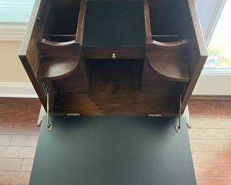 C9 - $1200. Vintage Henkle-Harris Virginia Galleries Cellarette / Liquor Cabinet. Mahogany. Queen Anne Style with Key. Measures 19.5" x 14" x 40.5" tall. 