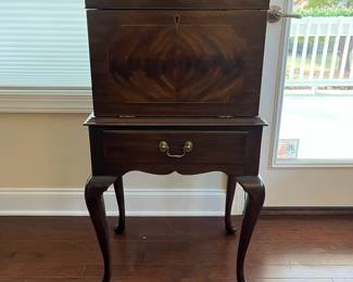 C9 - $1200. Vintage Henkle-Harris Virginia Galleries Cellarette / Liquor Cabinet. Mahogany. Queen Anne Style with Key. Measures 19.5" x 14" x 40.5" tall. 