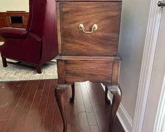 C9 - $1200. Vintage Henkle-Harris Virginia Galleries Cellarette / Liquor Cabinet. Mahogany. Queen Anne Style with Key. Measures 19.5" x 14" x 40.5" tall. 