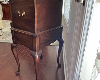 C9 - $1200. Vintage Henkle-Harris Virginia Galleries Cellarette / Liquor Cabinet. Mahogany. Queen Anne Style with Key. Measures 19.5" x 14" x 40.5" tall. 