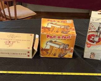 Five Piece Assortment of Kitchen Gadgets