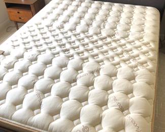 Saatva Loom & Leaf queen size mattress - premium memory foam 