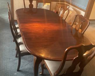 Beautiful dining table with 2 leaves, pads and six chairs