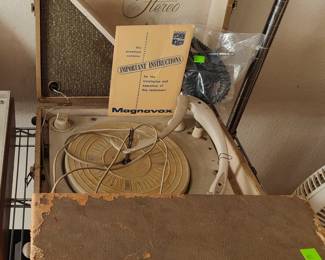 Vintage1960s  Magnavox Portable Stereo Suitcase Record Turntable 