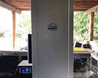 Bradley Digital 6-Rack Electric Smoker – Model BTDS108P